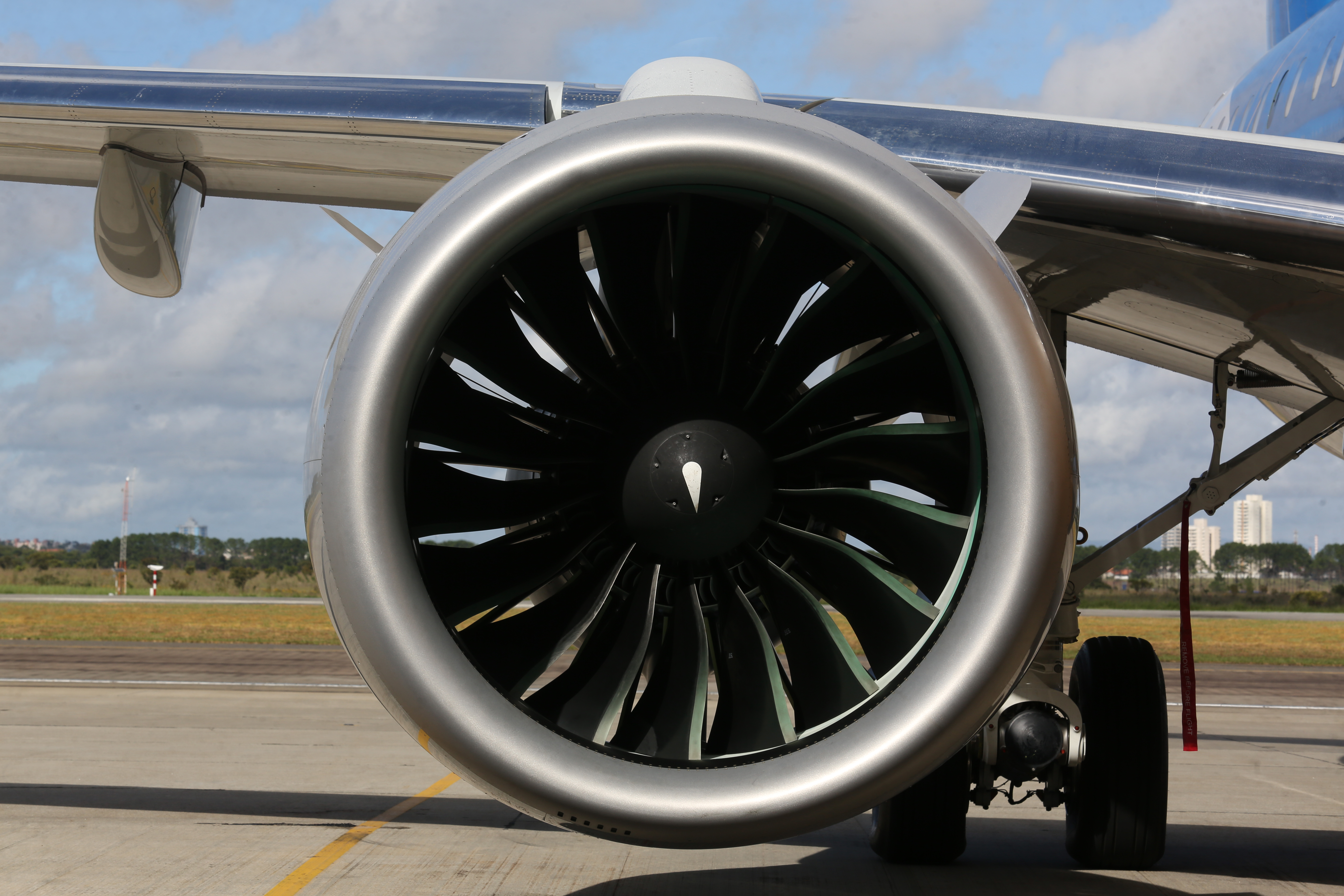 E195-E2_CORPORATE_LIVERY_FIRST_FLIGHT__25_.JPG (2)